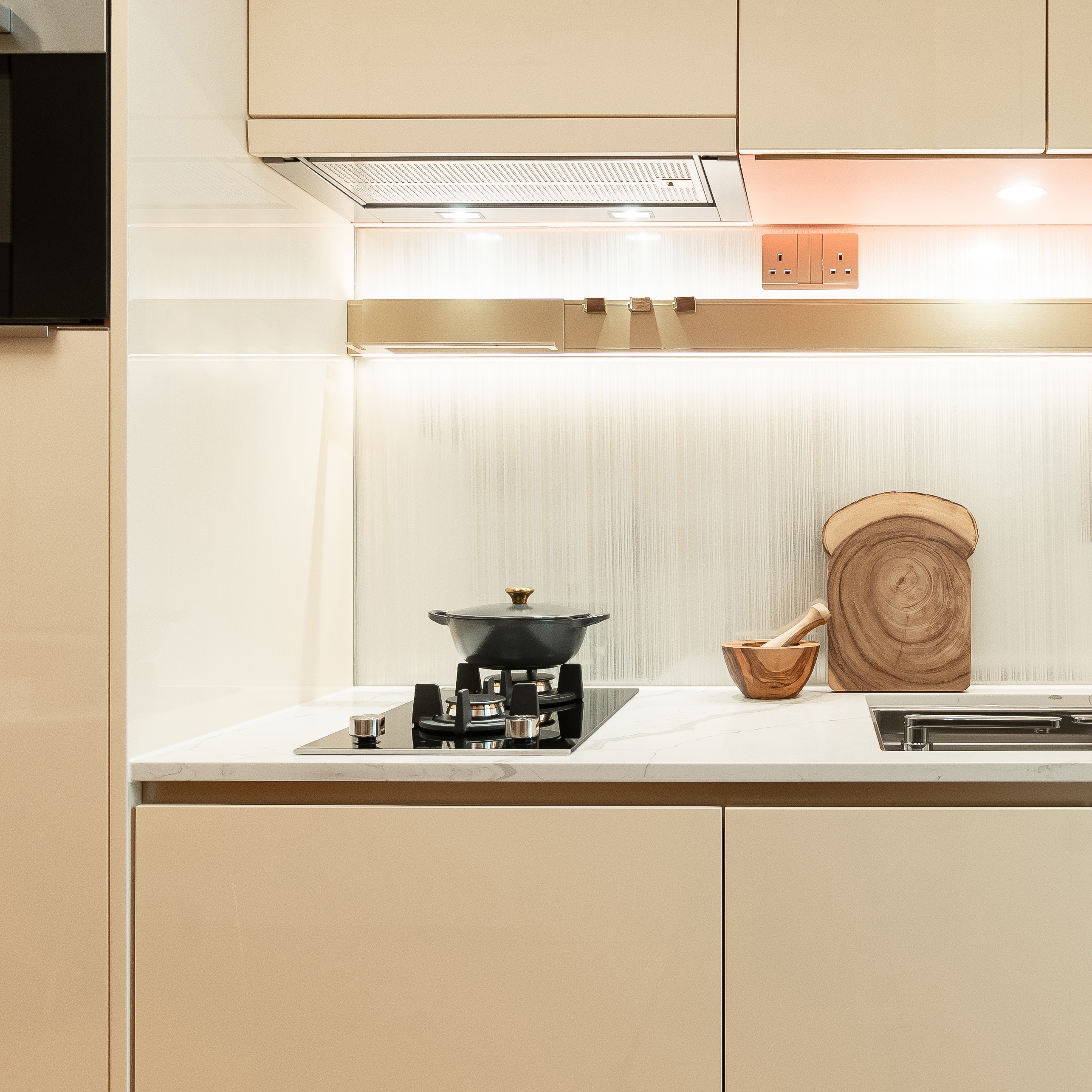 一字形廚房設計配備嵌入式煮食爐、抽油煙機、焗爐