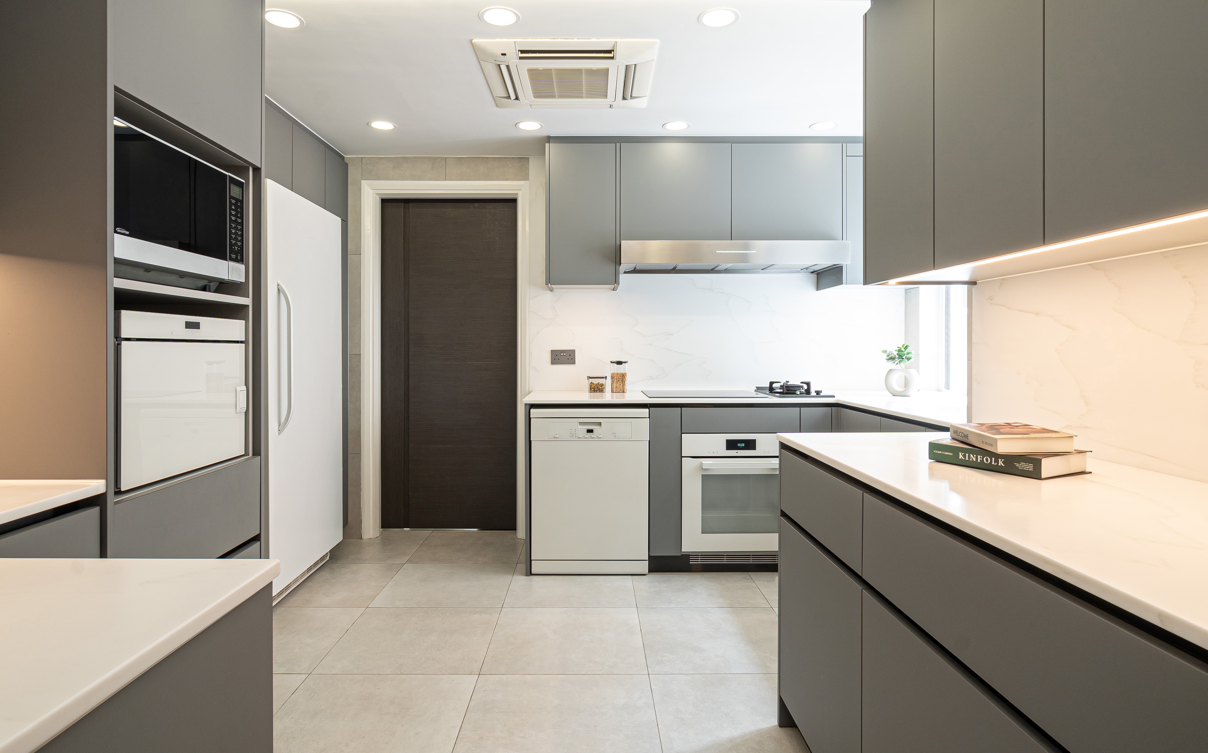 A Modern &amp; Minimal Kitchen Design Exudes Elegance